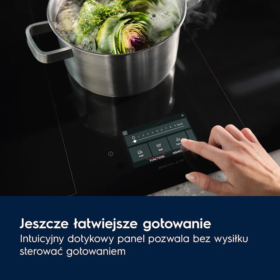 Ekran dotykowy kuchenki pokazuje opcje gotowania. Ręka dotyka ekranu wyświetlającego funkcje gotowania.