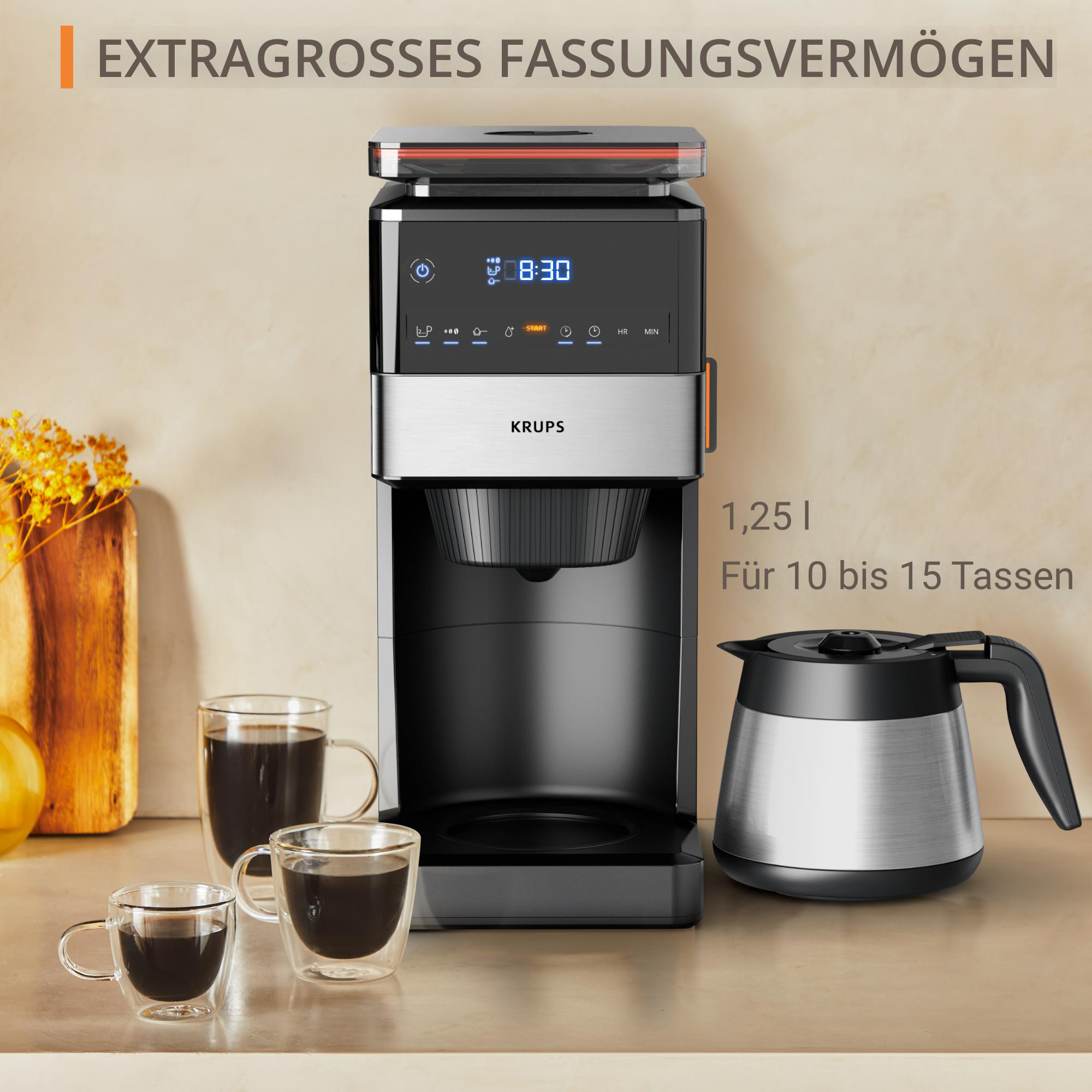 Eine Krups Kaffeemaschine mit zwei Glasbechern Kaffee und einer silbernen Thermoskanne. Der Text lautet 1,25 l und 10-15 Tassen.