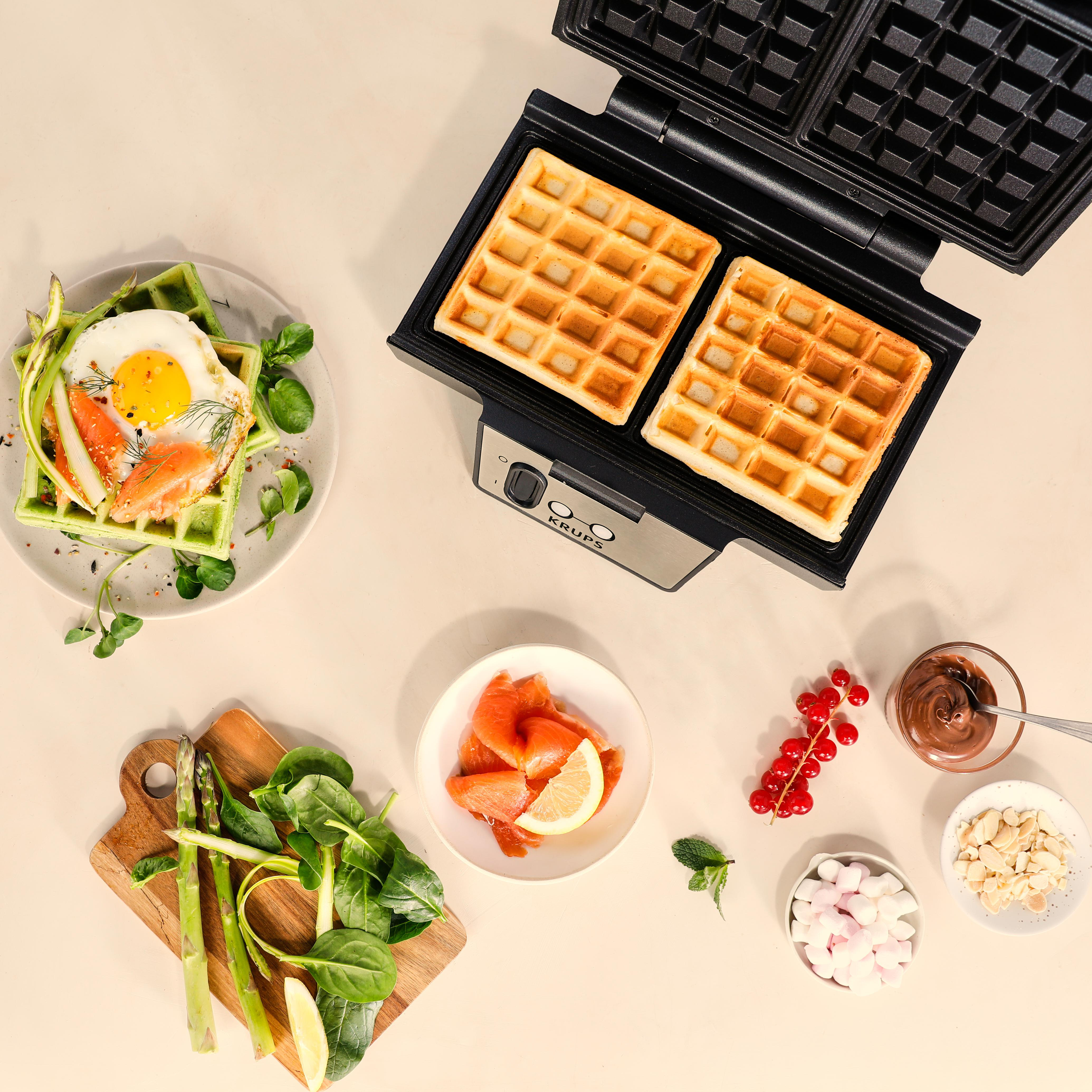 Waffeln mit Belag: Ei, Lachs, Spargel. Zutaten: Schokolade, Nüsse, rote Beeren, Marshmallows und ein Waffeleisen.