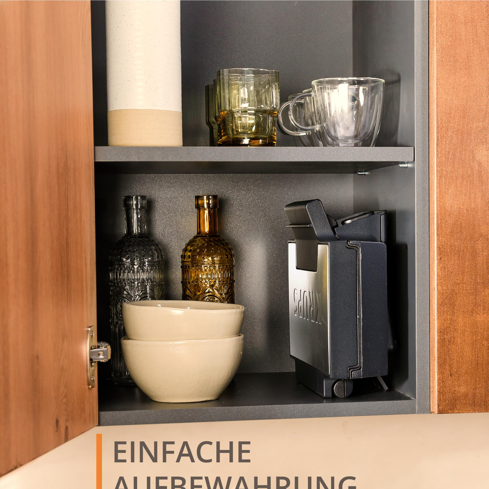 Küchenschrank. Innen: Glasflaschen, Schalen, Kaffeemaschine. Holzschrank.