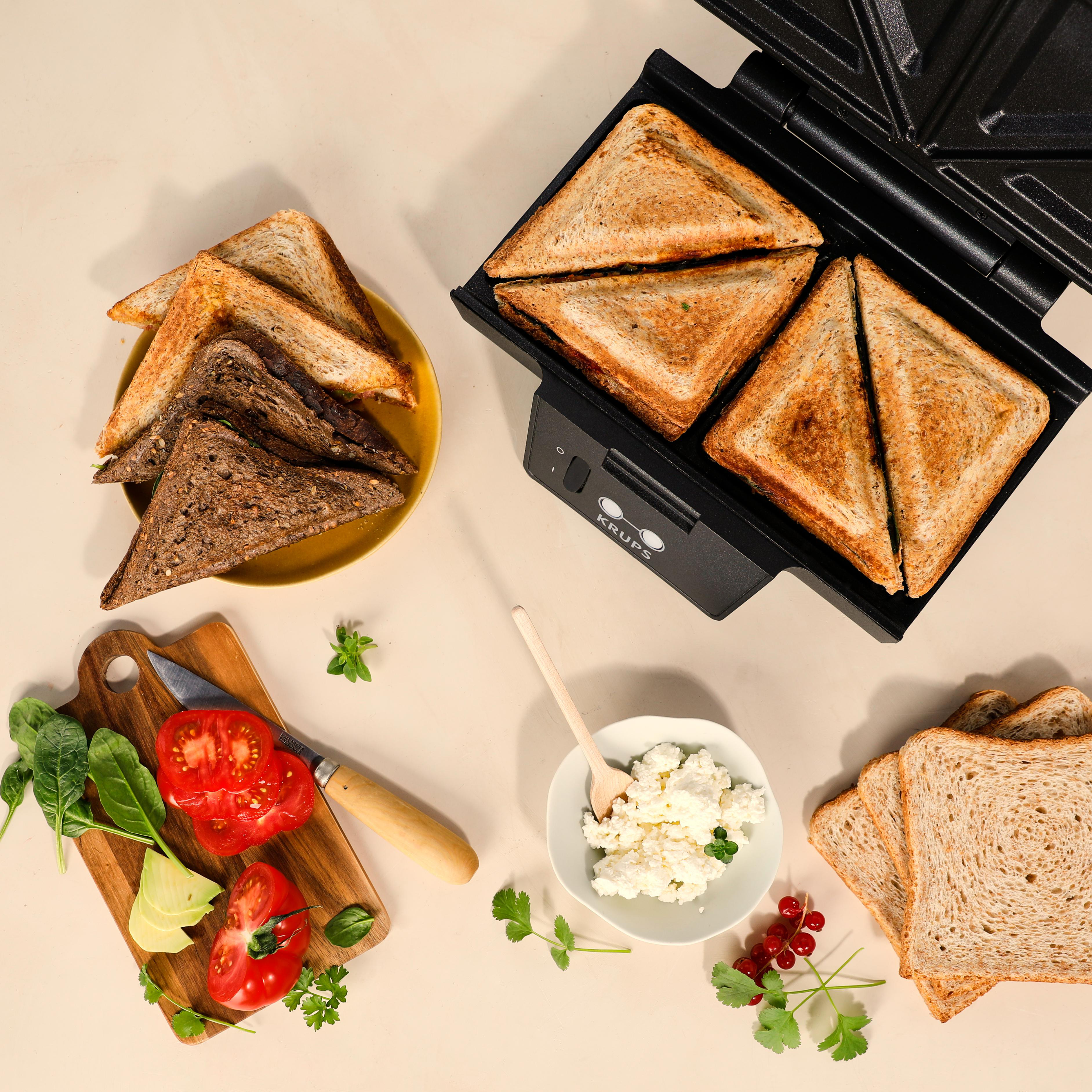 Draufsicht auf Zutaten: Sandwiches im Waffeleisen, Tomaten, Hüttenkäse und Brot.