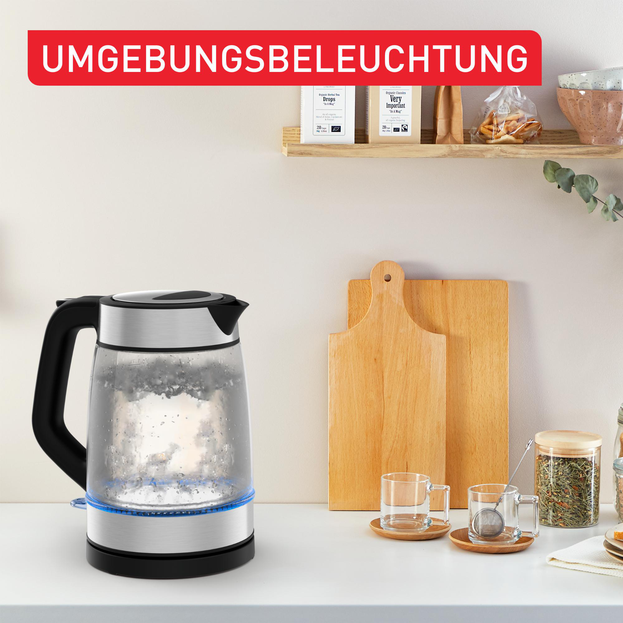 Glas-Elektrokessel auf einer Theke, mit blauem Licht, zwei Gläsern und Lebensmitteln auf einem Regal.