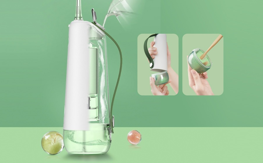 Blender z zielonym płynem i dwiema kulami.