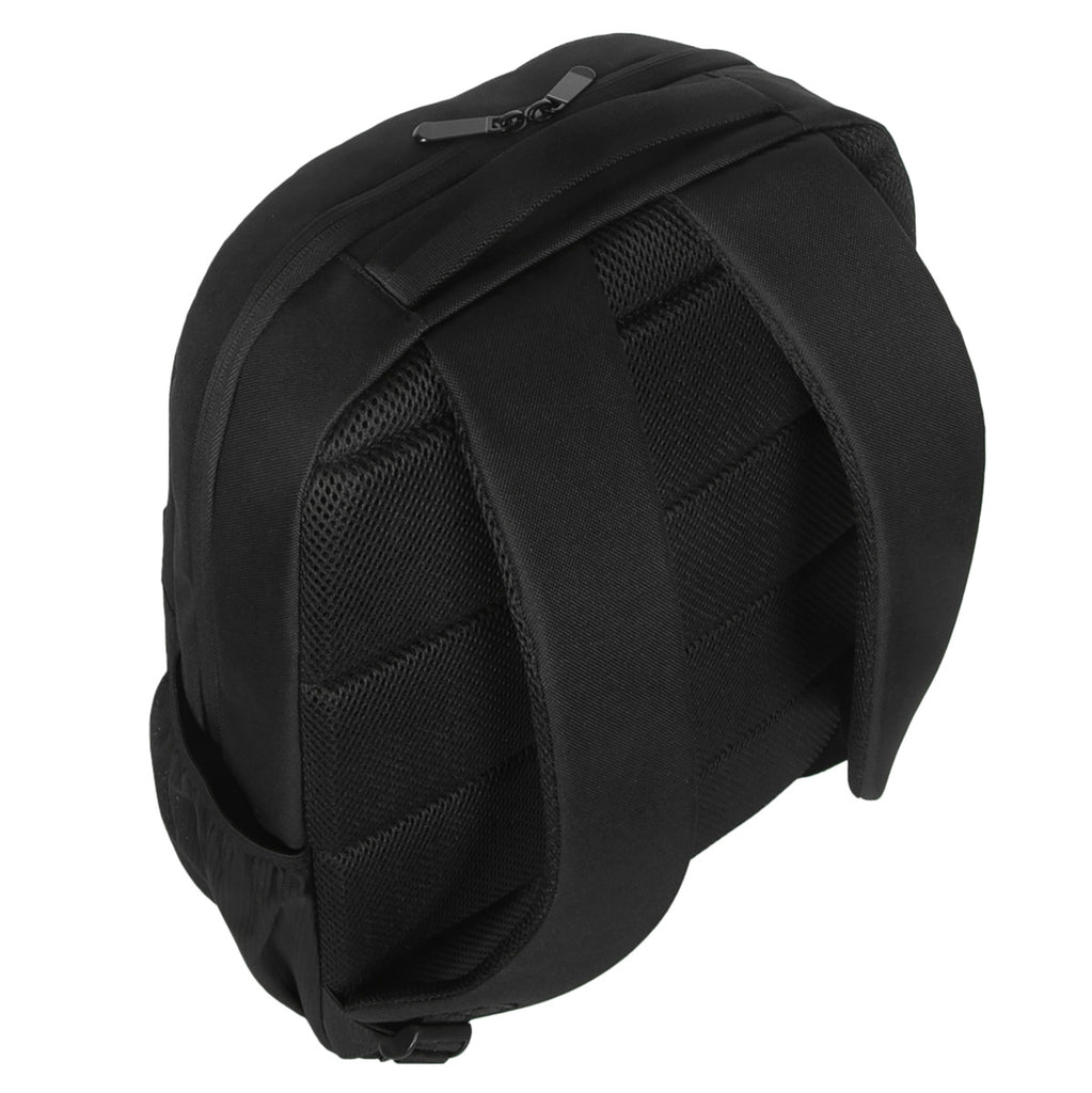 Mochila negra con respaldo de malla. Cremallera y correas visibles.