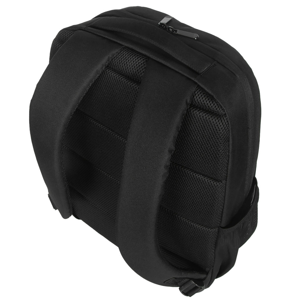 Mochila negra con respaldo y correas acolchadas, vista trasera.