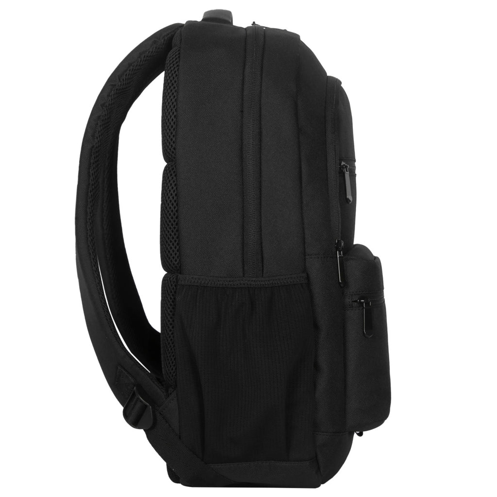 Vista lateral de una mochila negra. Tiene correas acolchadas y un bolsillo lateral de malla. El material parece duradero.
