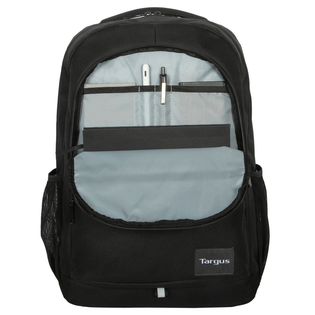 Una mochila negra con un compartimento abierto que muestra bolígrafos, tableta y bolsillos laterales de malla.