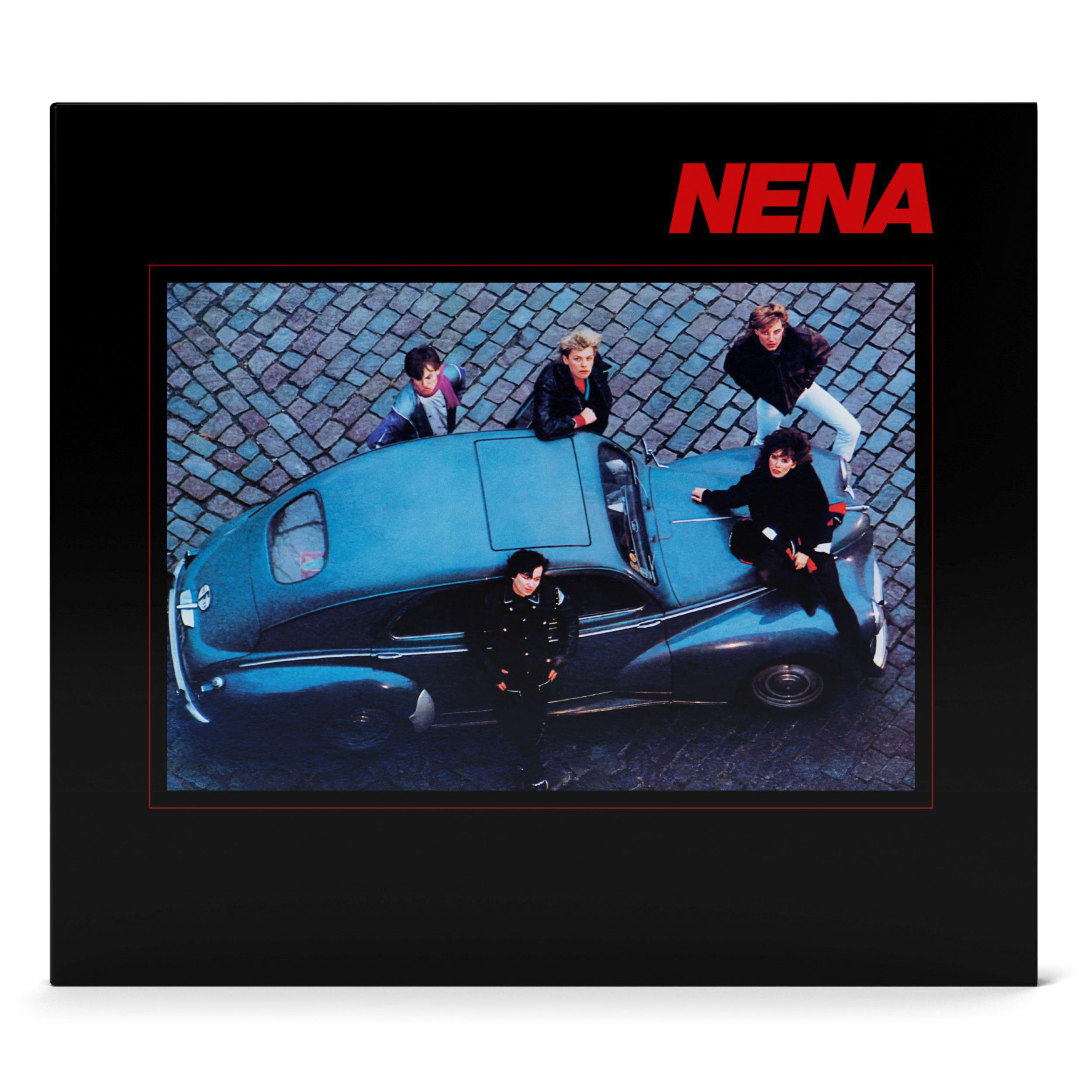 Albumcover mit NENA-Text. Fünf Personen sitzen auf einem blauen Auto auf Kopfsteinpflaster.