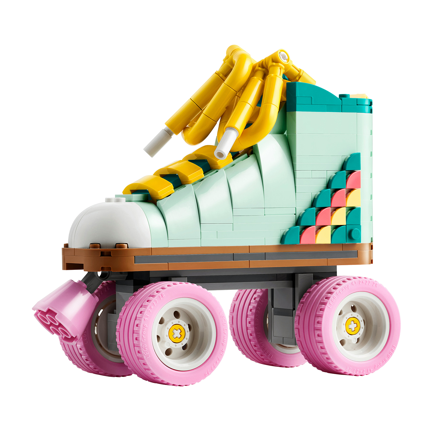 Un pattino a rotelle giocattolo fatto con mattoncini Lego, in verde chiaro, con ruote rosa e lacci gialli.