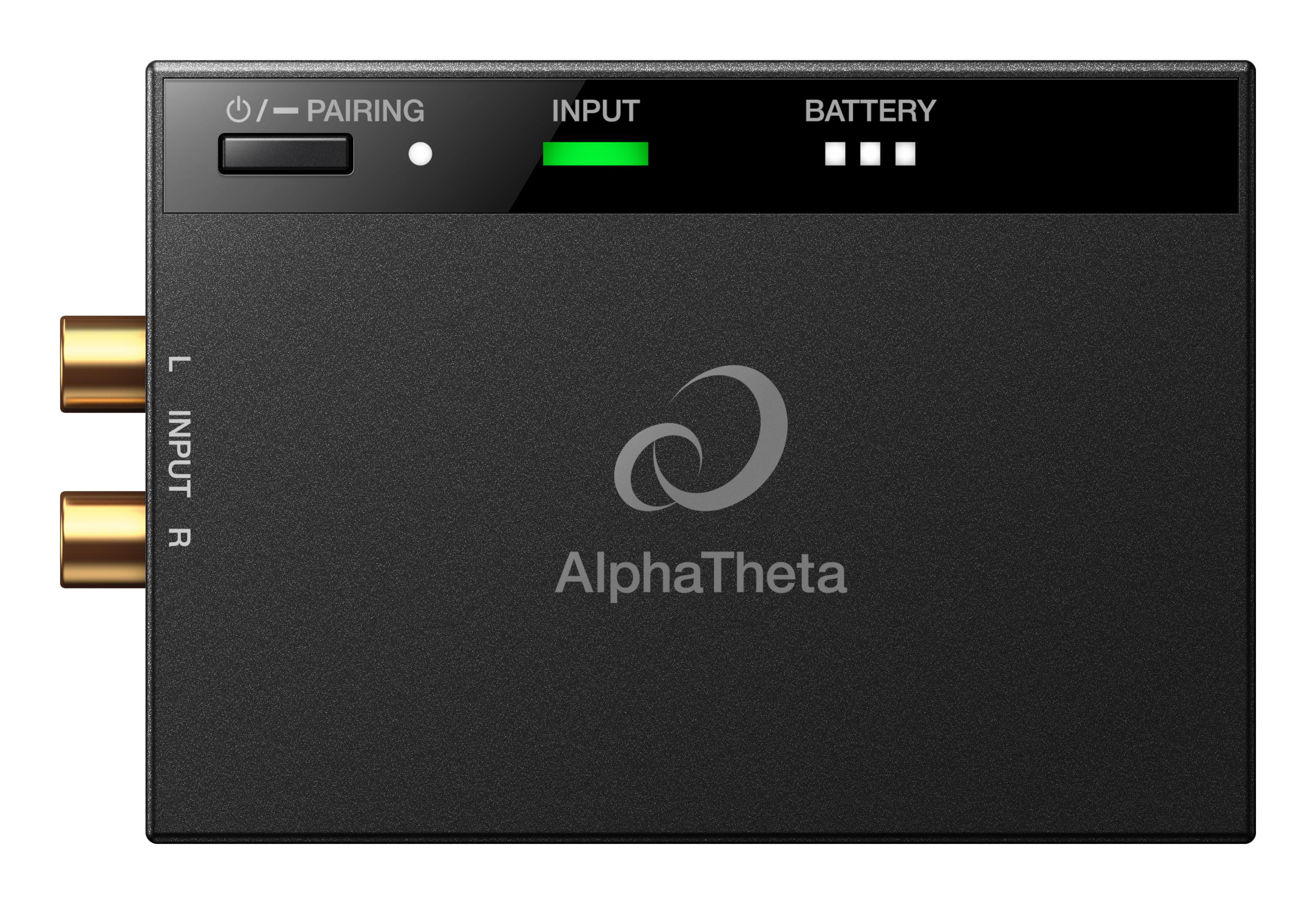 Schwarzes Gerät mit AlphaTheta-Logo, Eingangs-/Pairing-Taste und Batteriestandsanzeige.