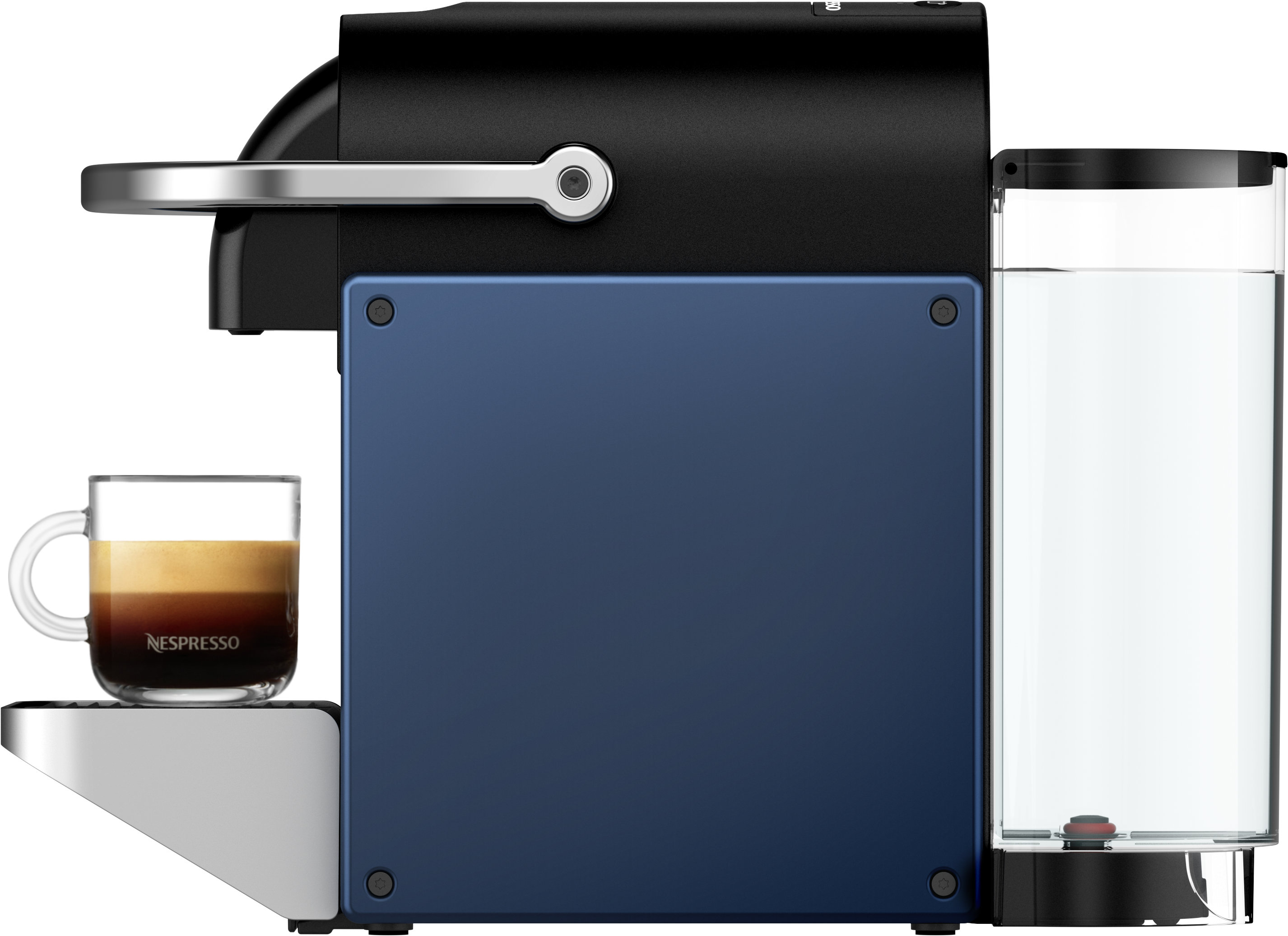 Blaue und schwarze Nespresso Kaffeemaschine mit einer Tasse Kaffee links.