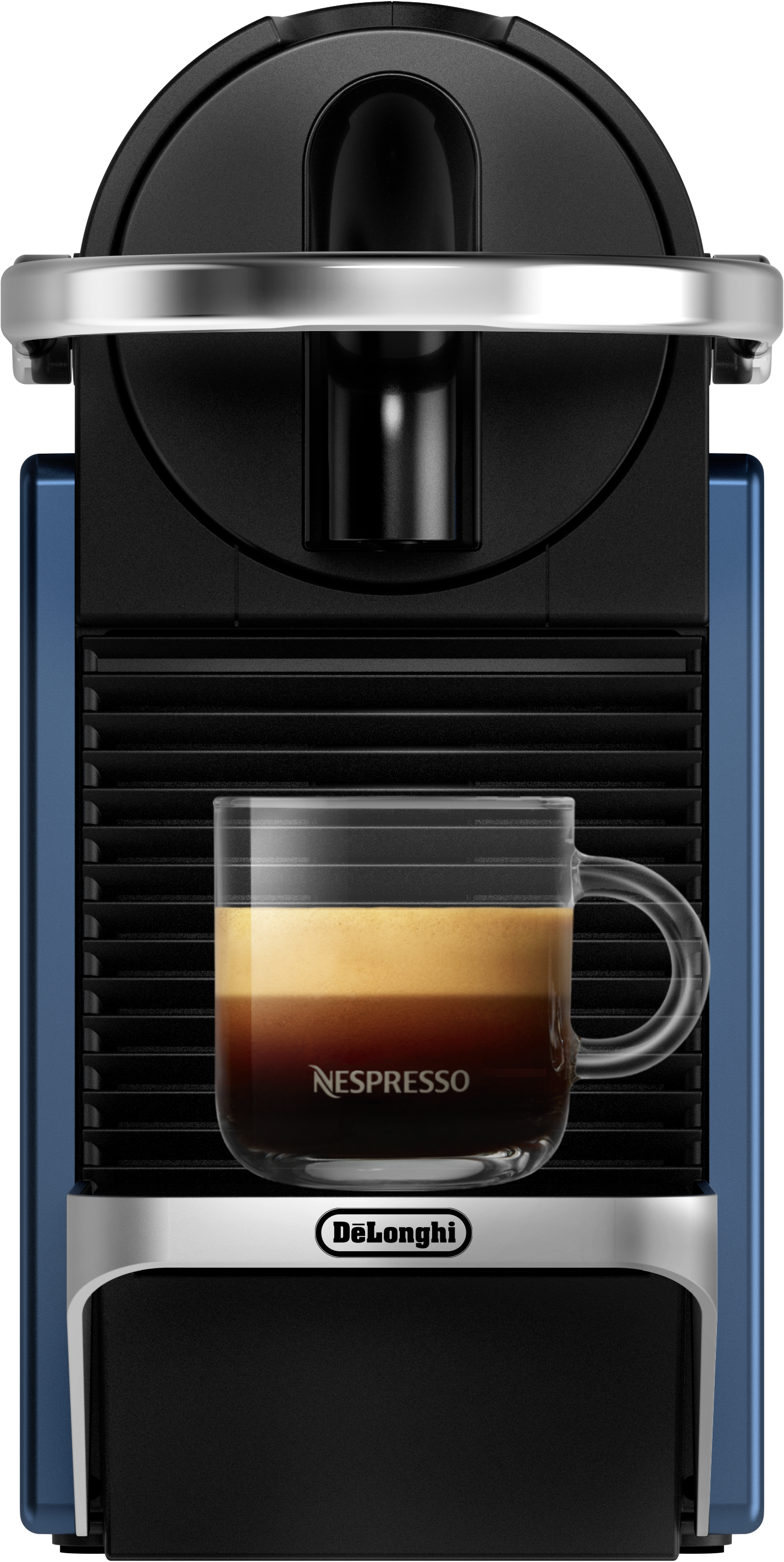 Vorderansicht einer blau-schwarzen Nespresso-Maschine. Ein Becher mit geschichtetem Kaffee steht auf dem Tablett.