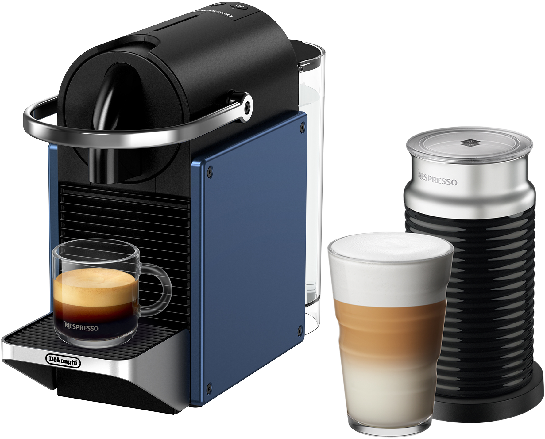 Eine blaue Nespresso-Maschine mit einem Glas Espresso und einem Milchaufschäumer mit einem geschichteten Latte.