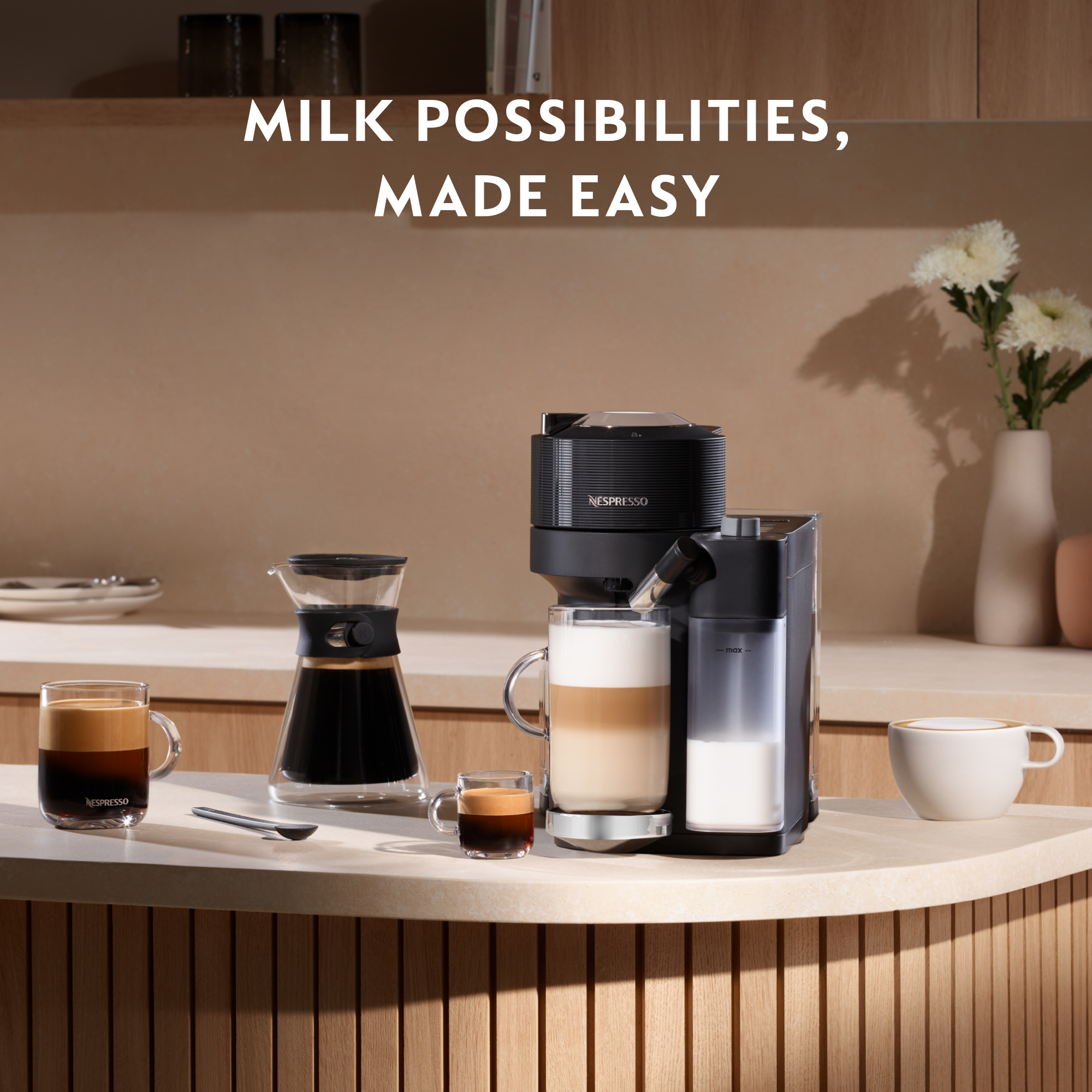 Nespresso-Kaffeemaschine mit Latte und Espresso, sowie ein Glas-Kaffeebereiter.