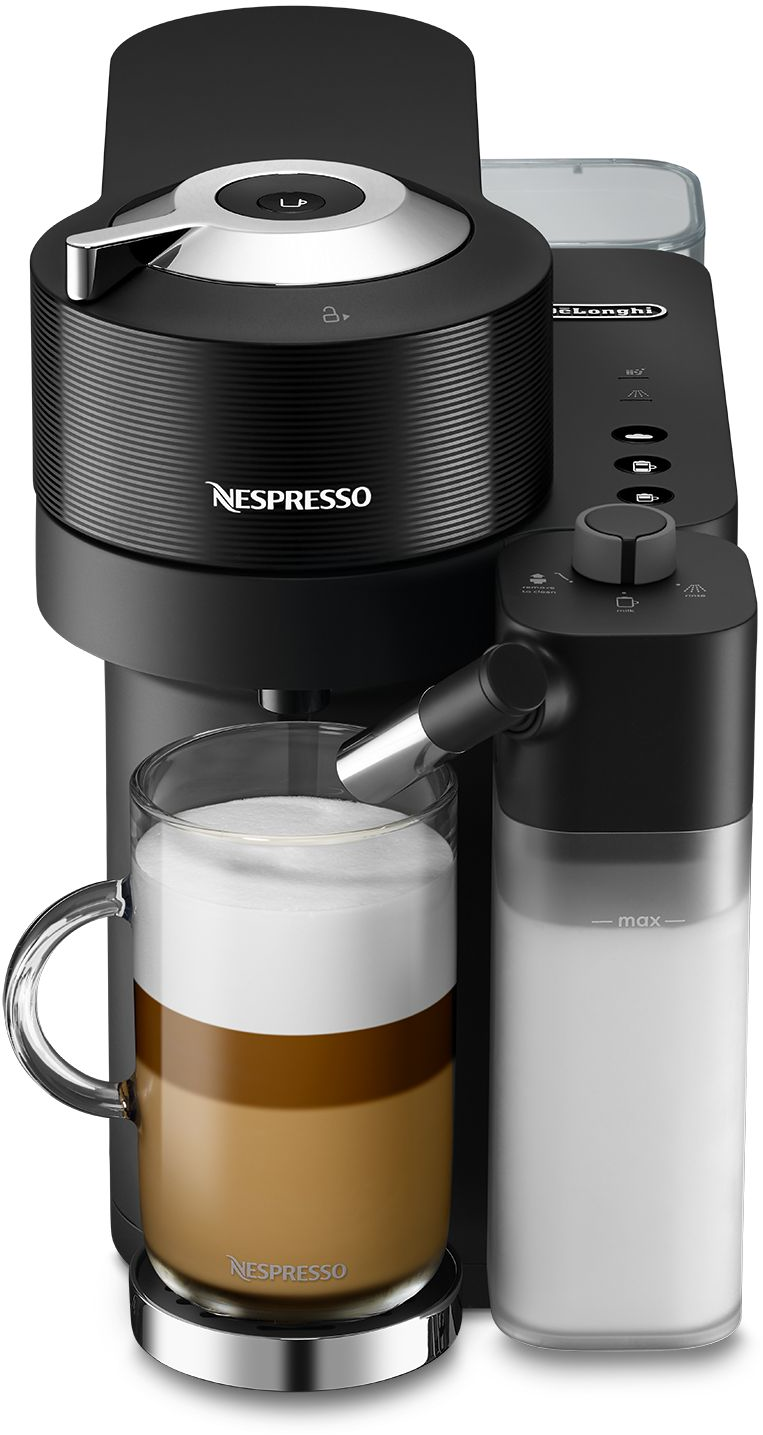 Eine schwarze Nespresso-Kaffeemaschine mit einem Glas Latte.
