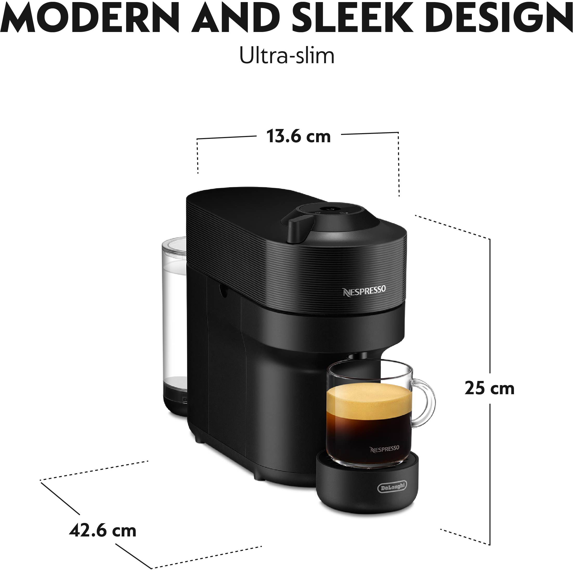 Schwarze Nespresso-Maschine mit einem Glas Kaffee. Zeigt das Delonghi-Markenlogo.