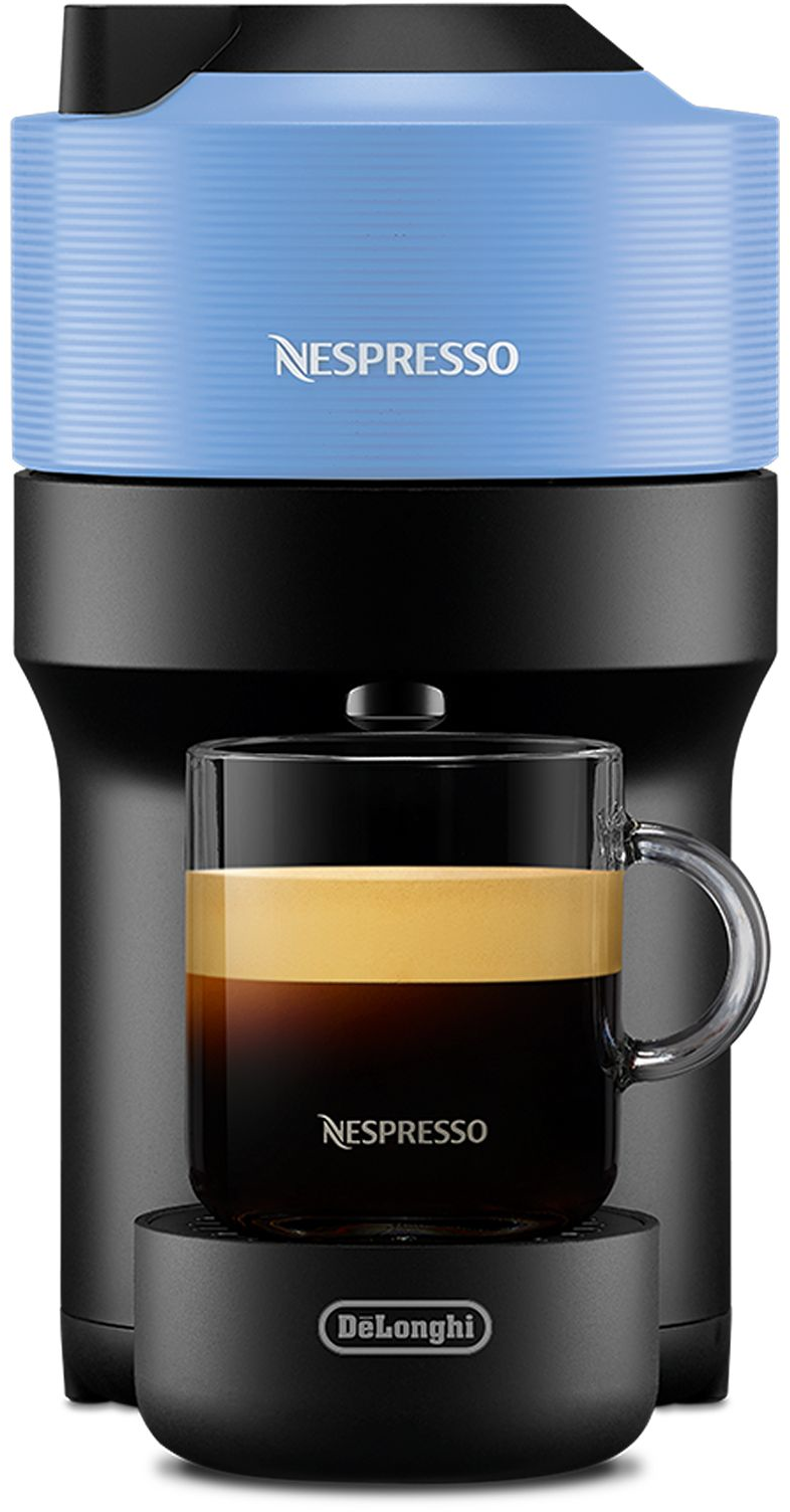 Une machine à café Nespresso Vertuo Pop, dessus bleu et base noire, avec une tasse à café. La tasse contient du café.