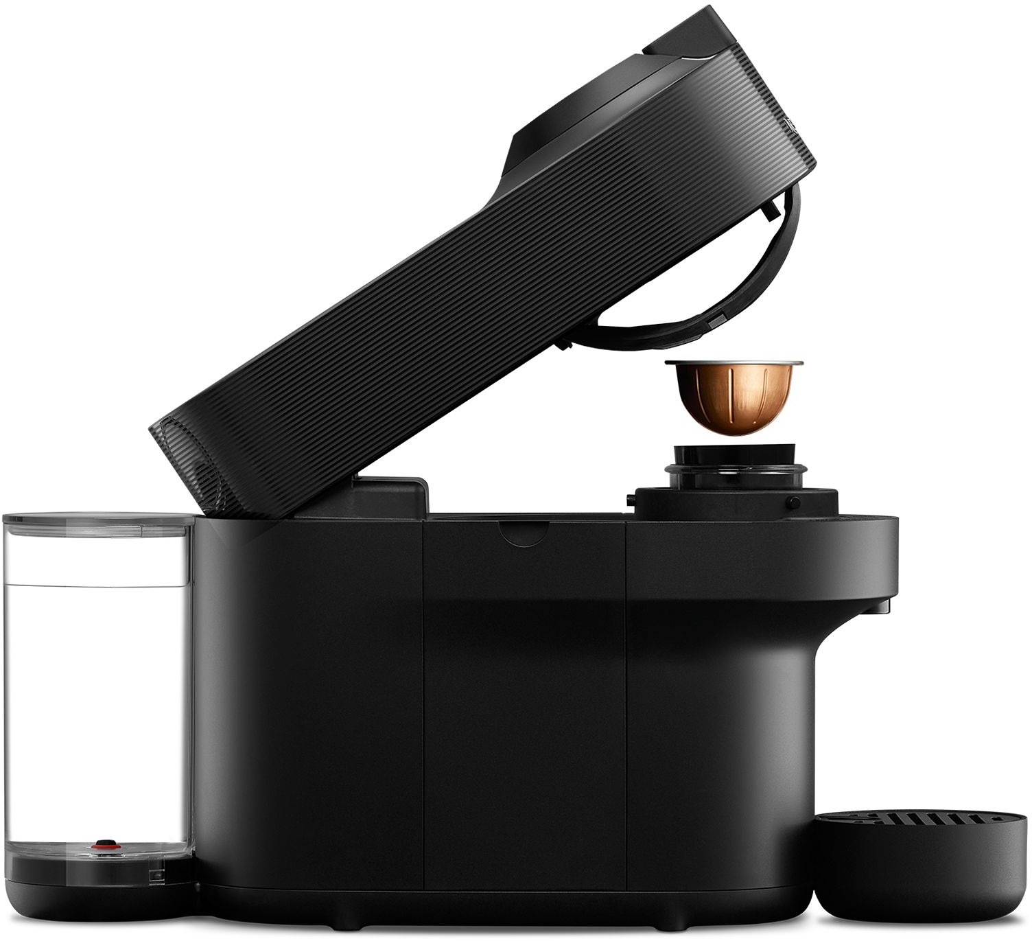 Schwarze Kaffeemaschine mit eingesetzter Kapsel und sichtbarem Wassertank.