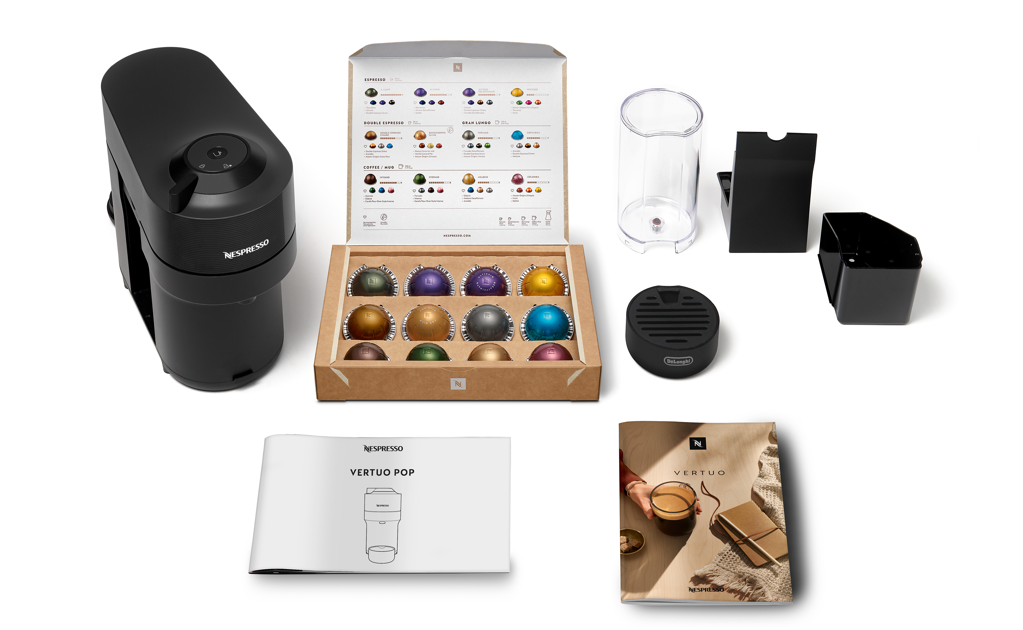 Eine Nespresso-Kaffeemaschine mit Kapseln und Zubehör. Verschiedene Artikel werden angezeigt.