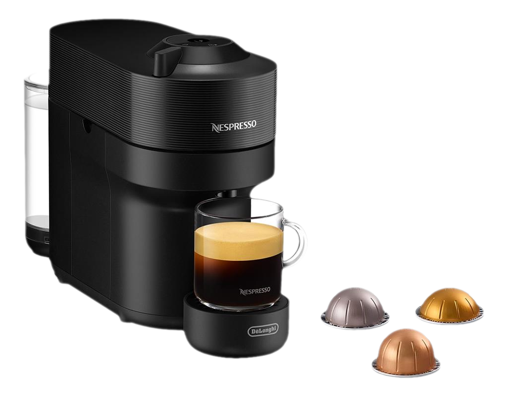 Eine schwarze Nespresso-Maschine mit einer Glastasse Kaffee und drei Kaffeekapseln.