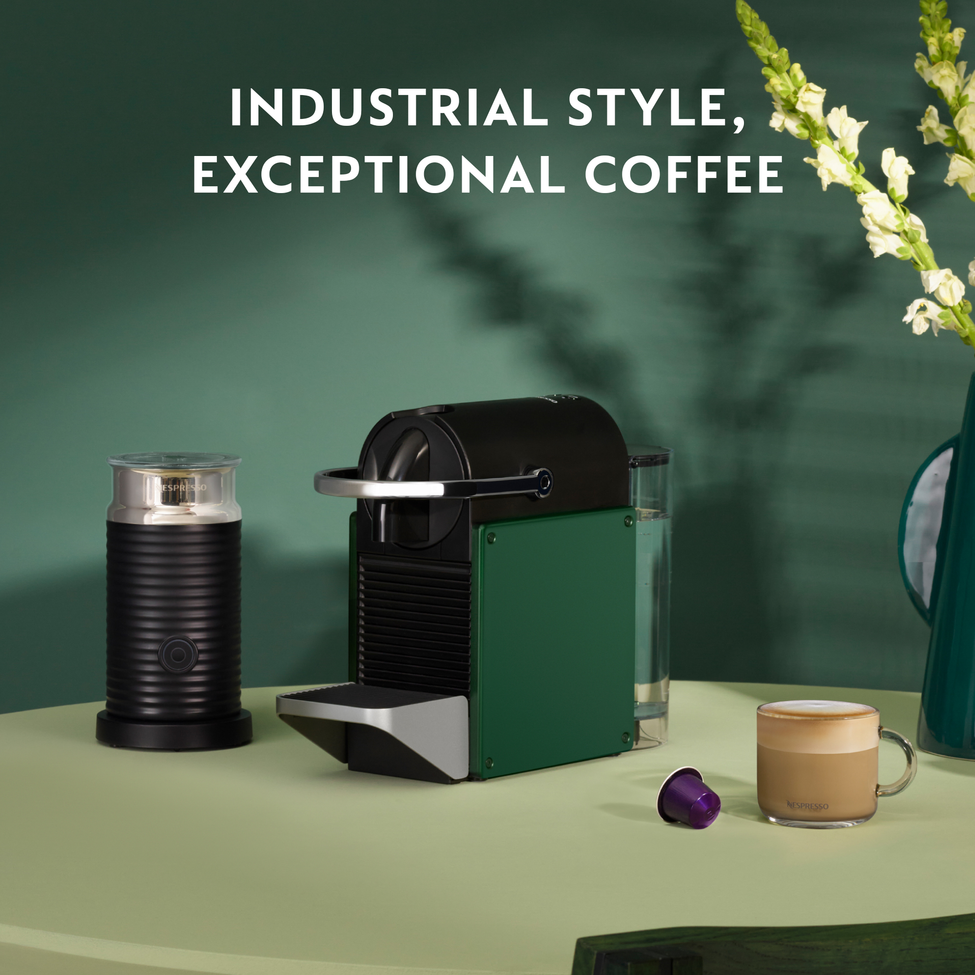 Macchina da caffè con accessori su un tavolo con il testo STILE INDUSTRIALE, CAFFÈ ECCEZIONALE.