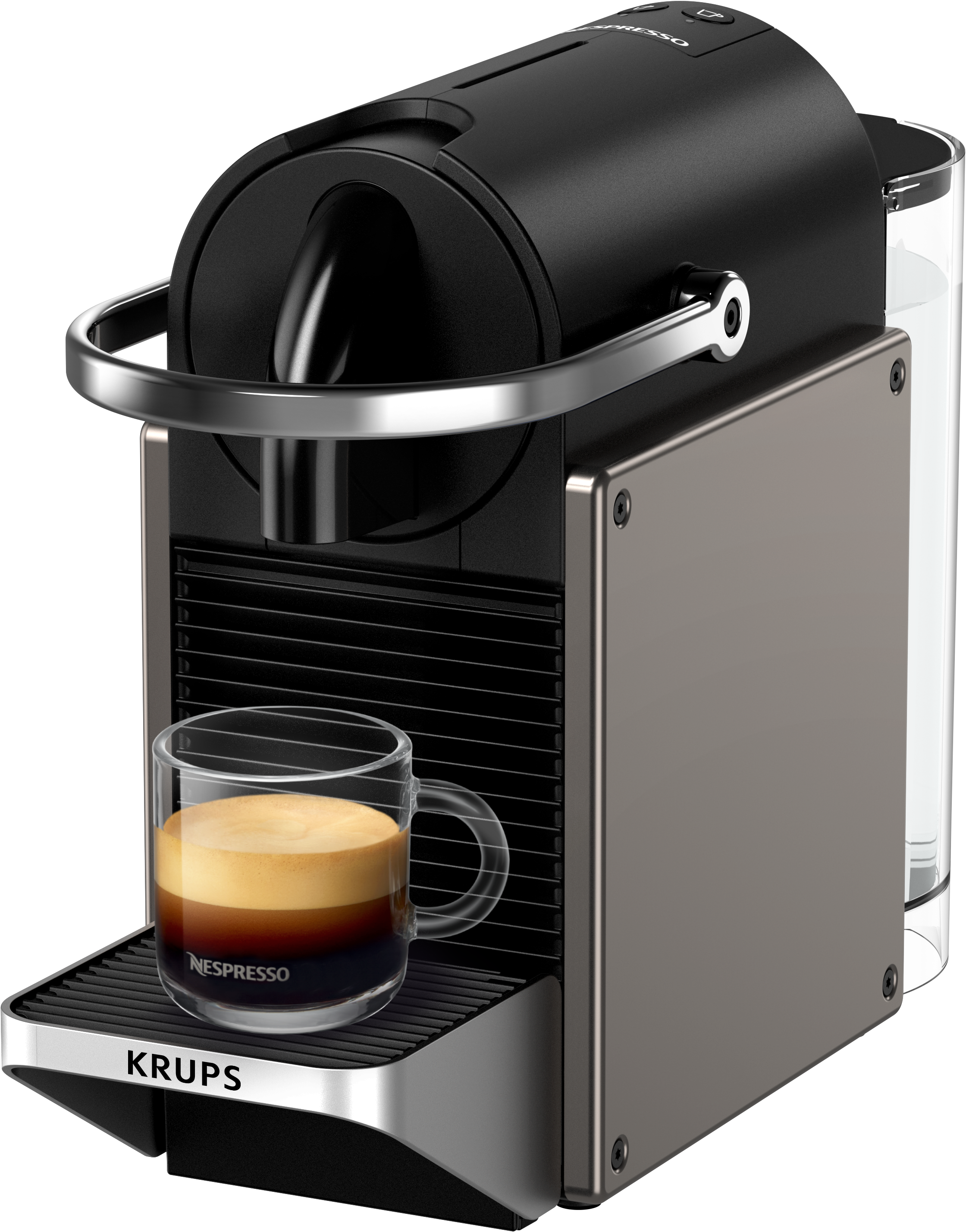 Una macchina da caffè Nespresso Krups Pixie con una tazza di caffè. La macchina è argento e nera. La tazza contiene caffè.