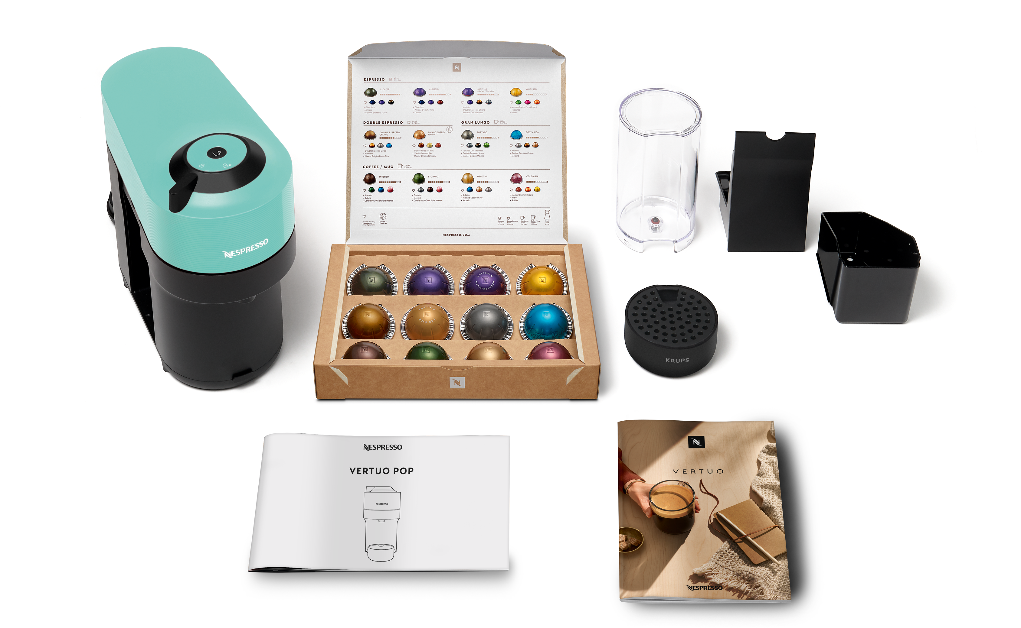 Eine grüne Nespresso Vertuo Pop Maschine, eine Schachtel mit Kapseln und Zubehör. Enthält einen Wassertank und Handbücher.