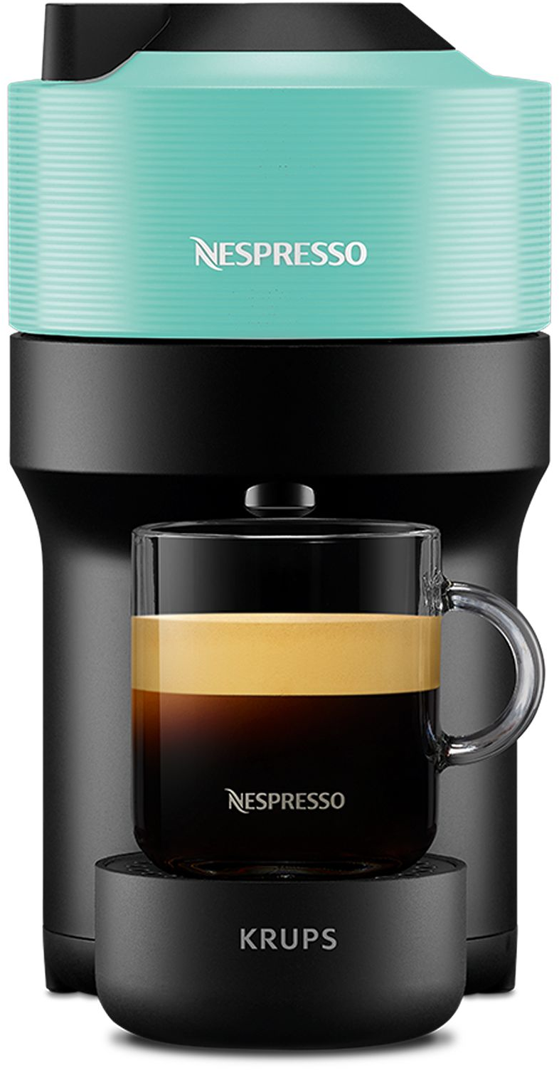Blaue Nespresso Vertuo Pop Kaffeemaschine mit einer Tasse Kaffee.