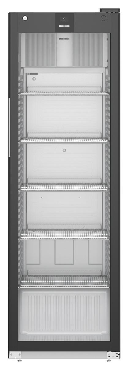 Ein hoher, dunkler Kühlschrank mit Glastüren und leeren Regalen.