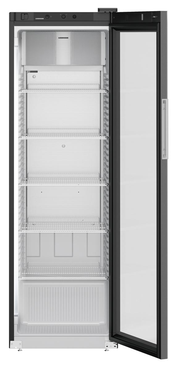 Ein schwarzer Kühlschrank mit offener Tür. Innenraum mit Regalen und Licht.