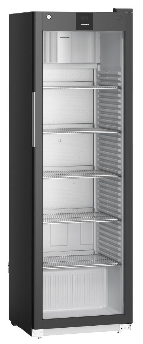 Ein schwarzer Kühlschrank mit Glastür.
