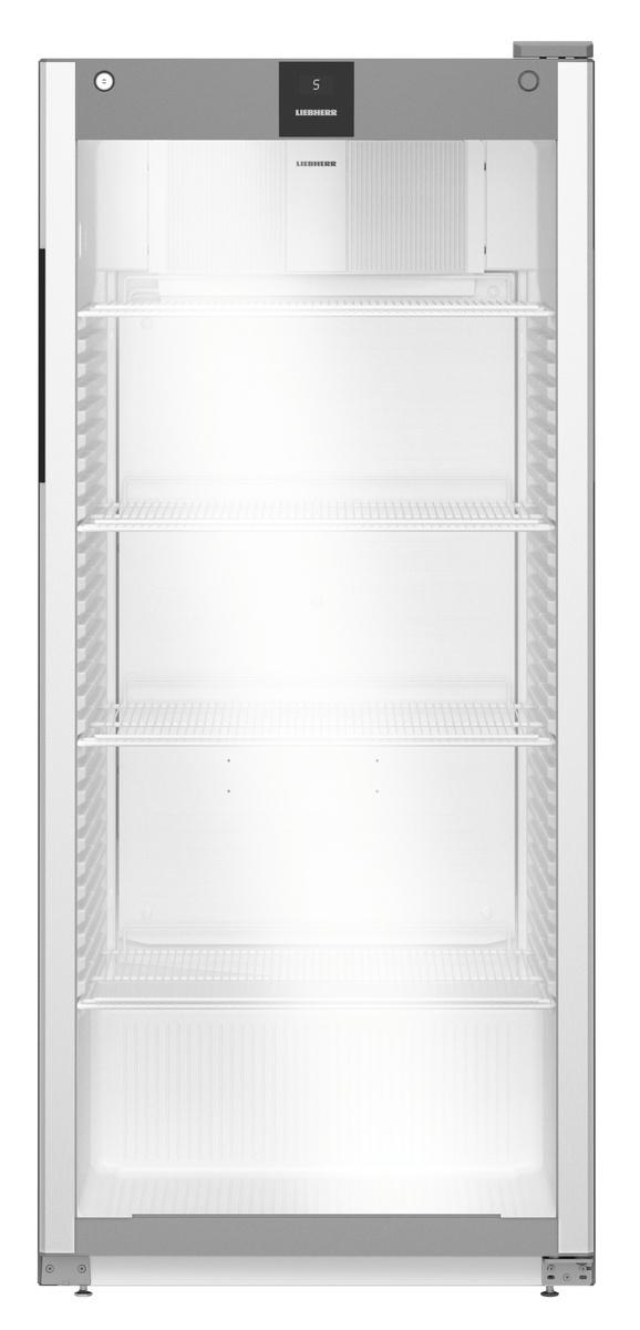 Ein hoher, leerer Liebherr-Kühlschrank mit mehreren Regalen. Er hat eine Glastür.