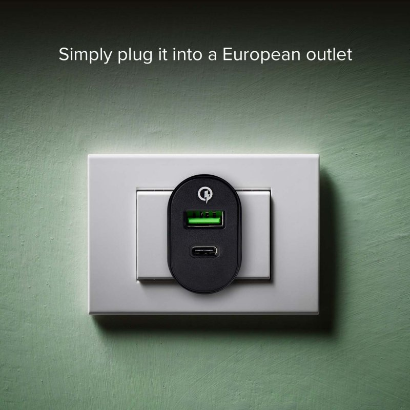 Schwarzes Ladegerät in europäischer Steckdose. Text: Einfach in eine europäische Steckdose stecken.