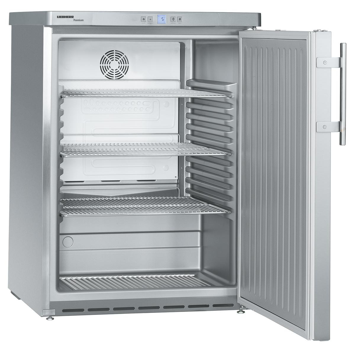 Ein Kühlschrank aus Edelstahl mit geöffneter Tür.