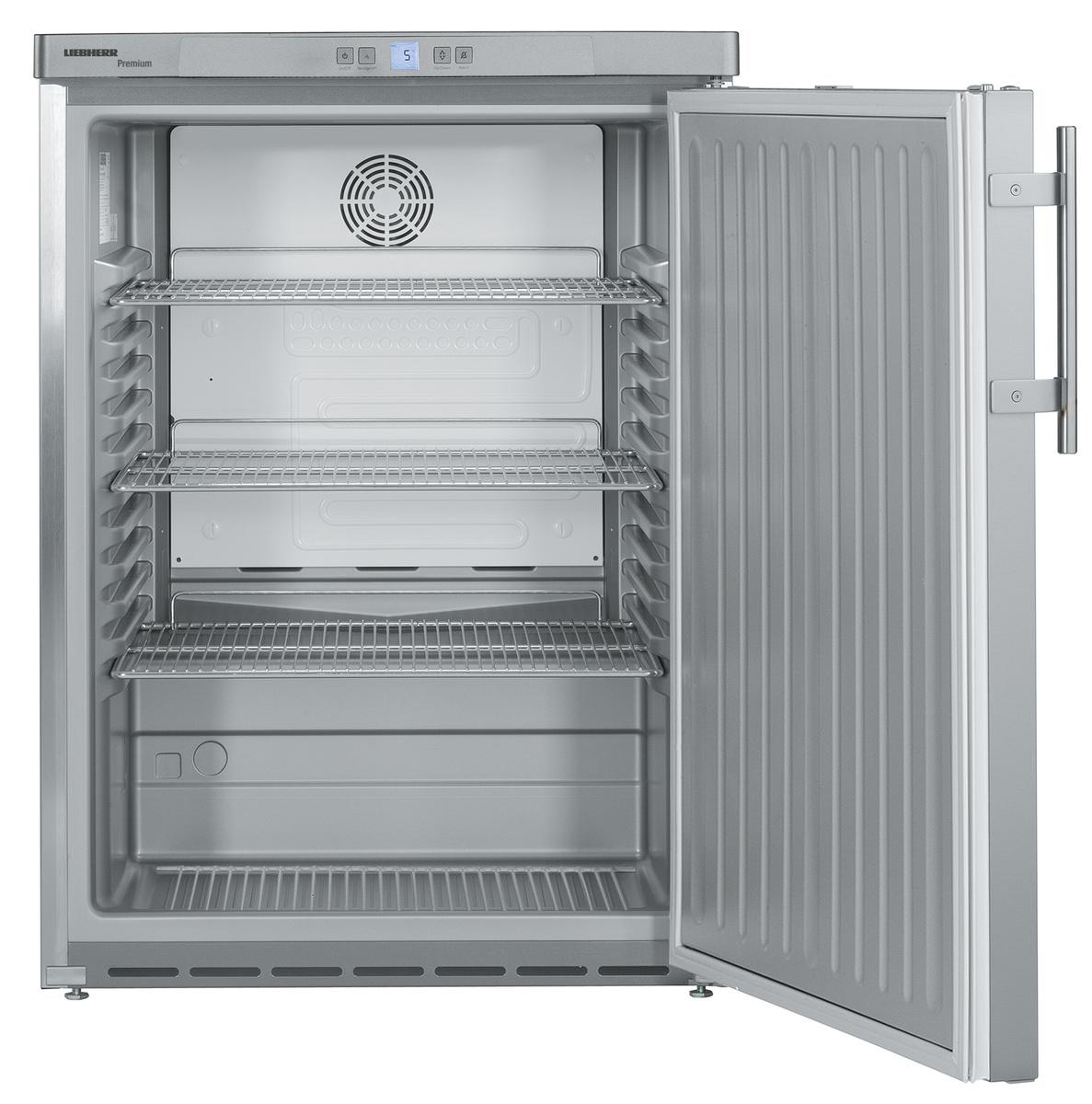 Ein offener Kühlschrank aus Edelstahl mit Regalen. Weißer Innenraum mit Ventilator.
