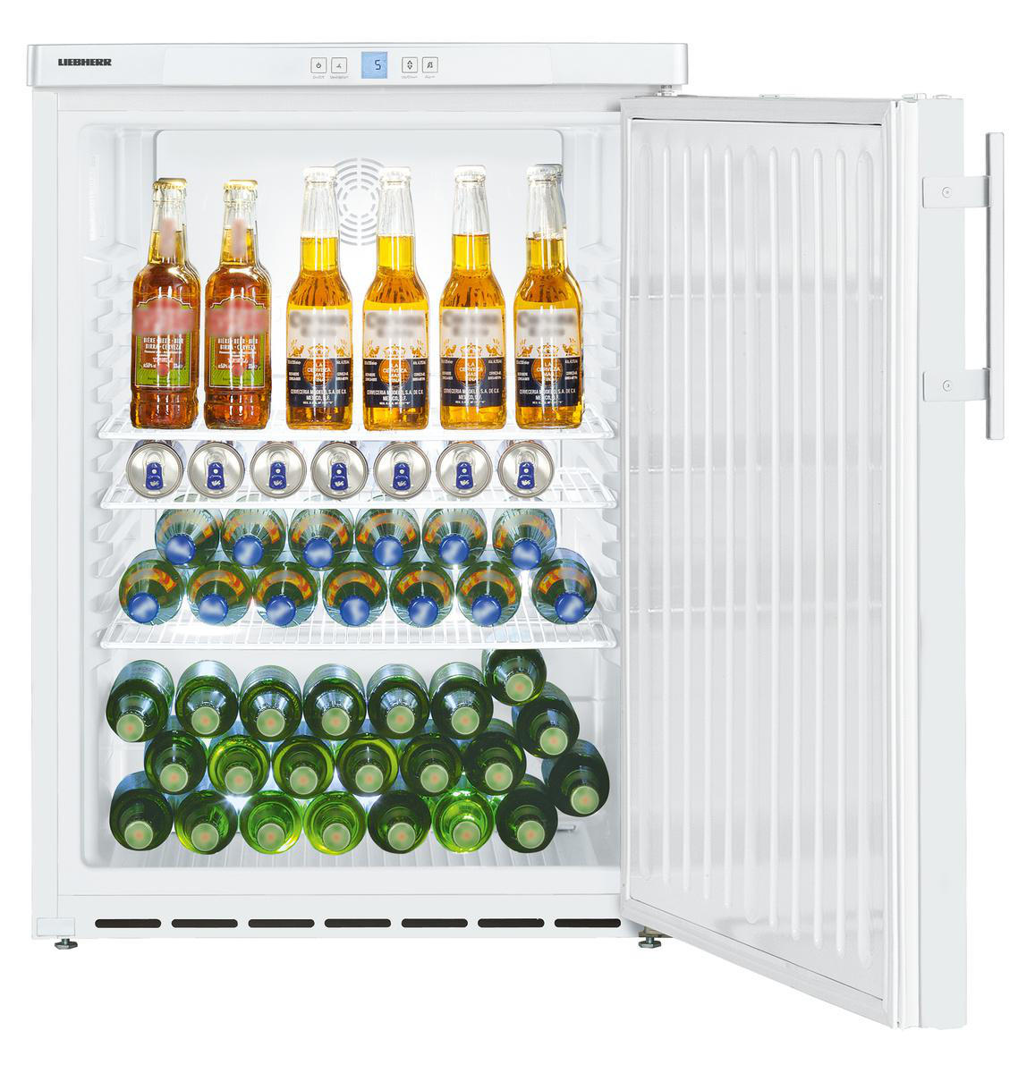 Ein weißer Kühlschrank mit offener Tür. Gefüllt mit Flaschen und Dosen.