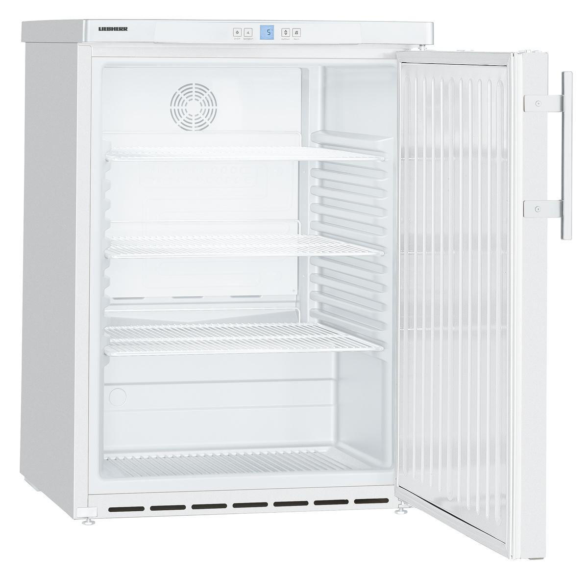 Ein weißer Kühlschrank mit offener Tür. Innenraum mit Regalen.