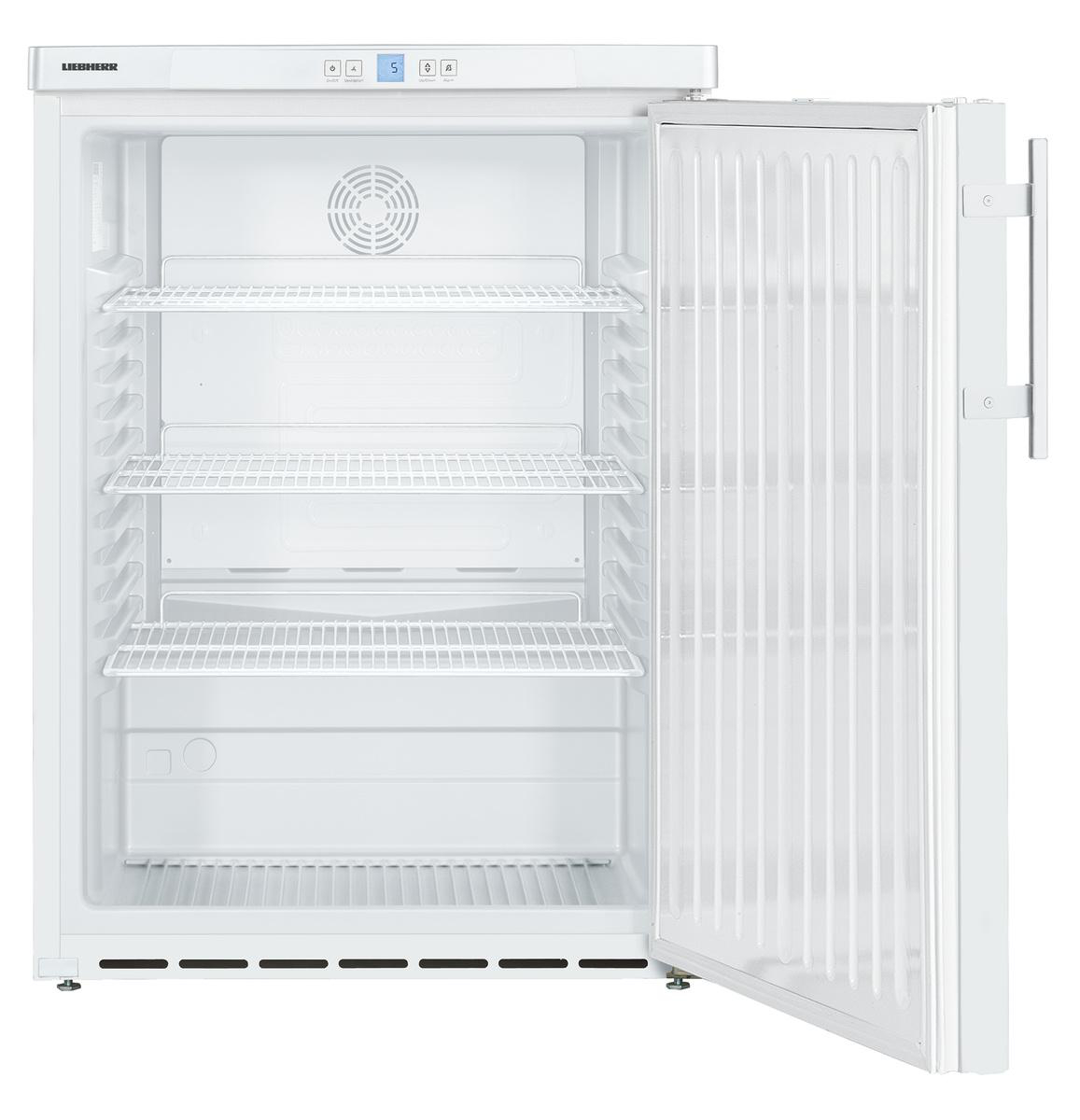 Ein weißer Kühlschrank mit offener Tür, der Regale und Innendetails zeigt.