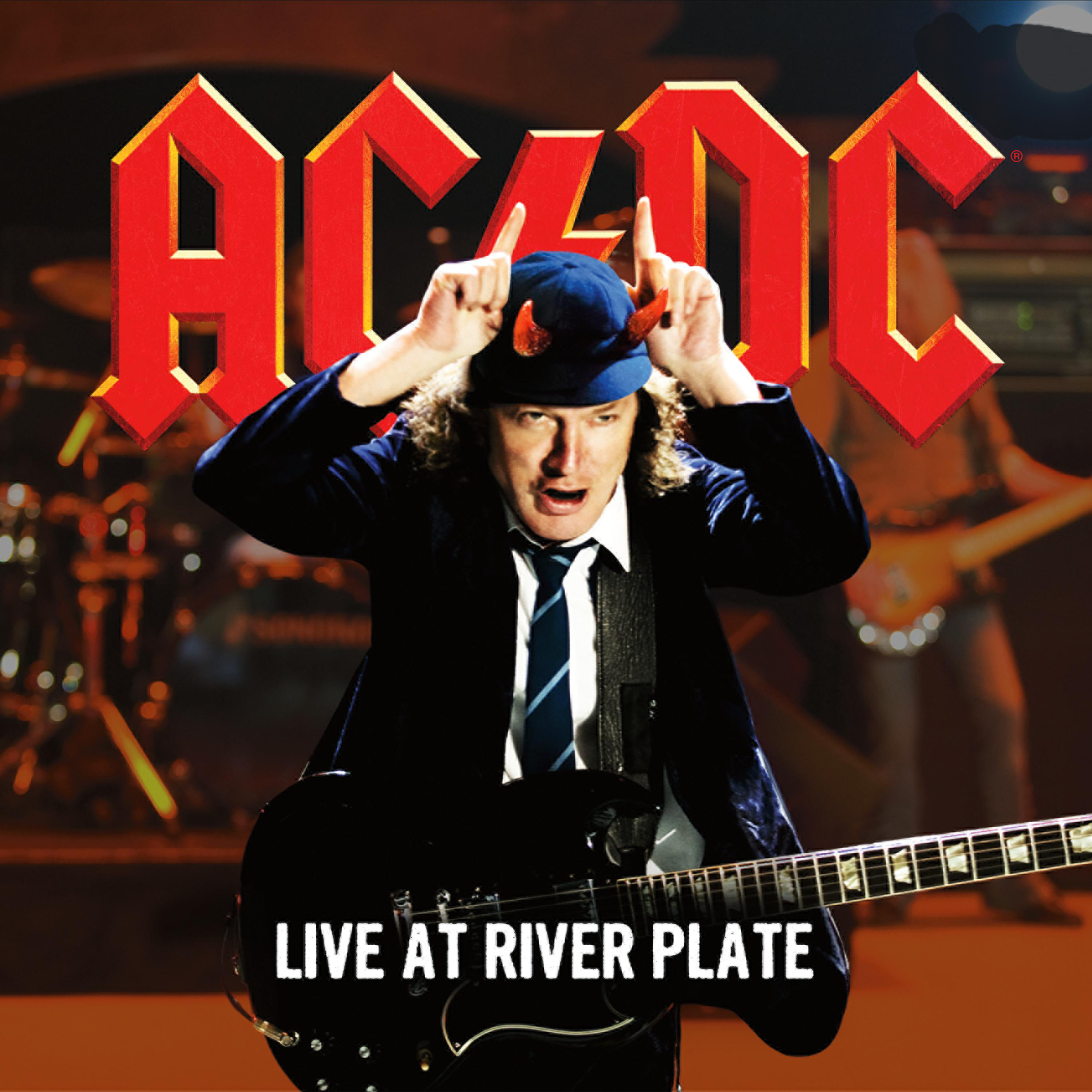 AC/DC Bandmitglied mit Teufelshörnern, Gitarre und Text 'LIVE AT RIVER PLATE'.