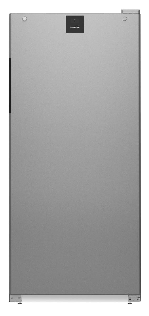 Ein silberner Kühlschrank mit Griff an der Seite, schwarzem Logo und modernem, minimalistischem Design.