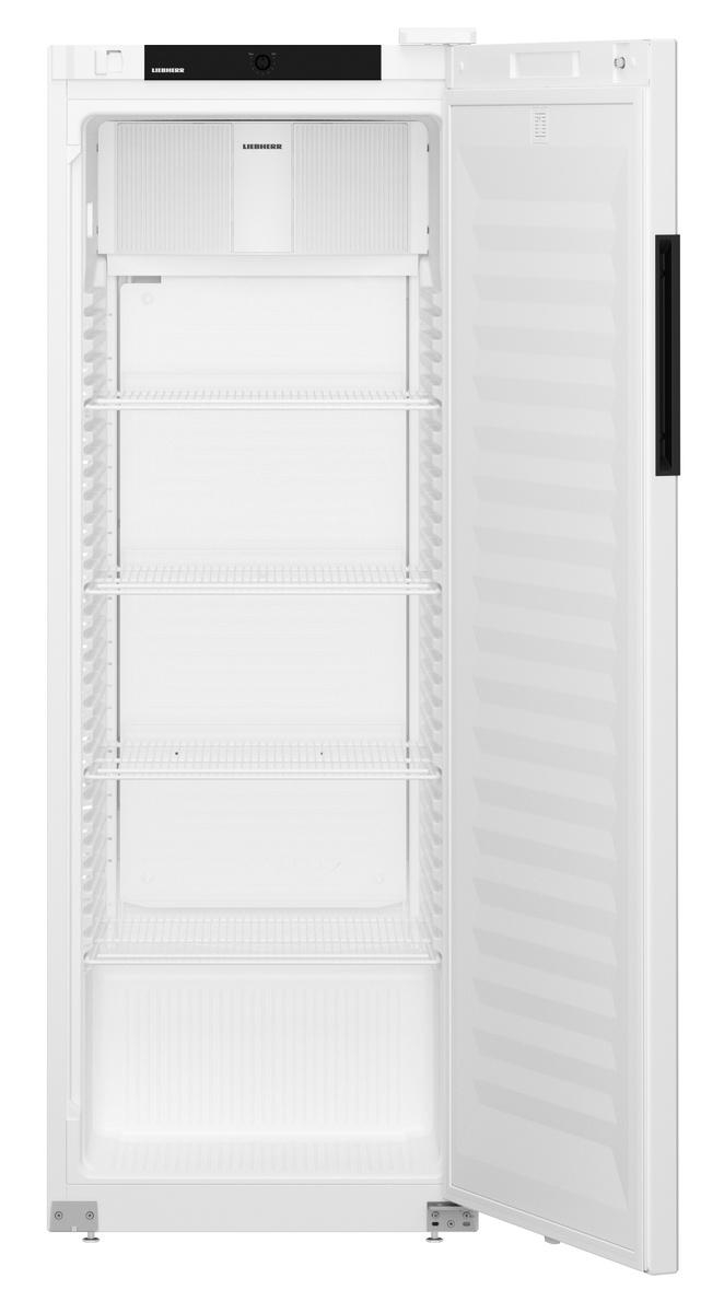 Weißer Kühlschrank mit offener Tür, zeigt Regale und Innenraum. Der Innenraum ist weiß.