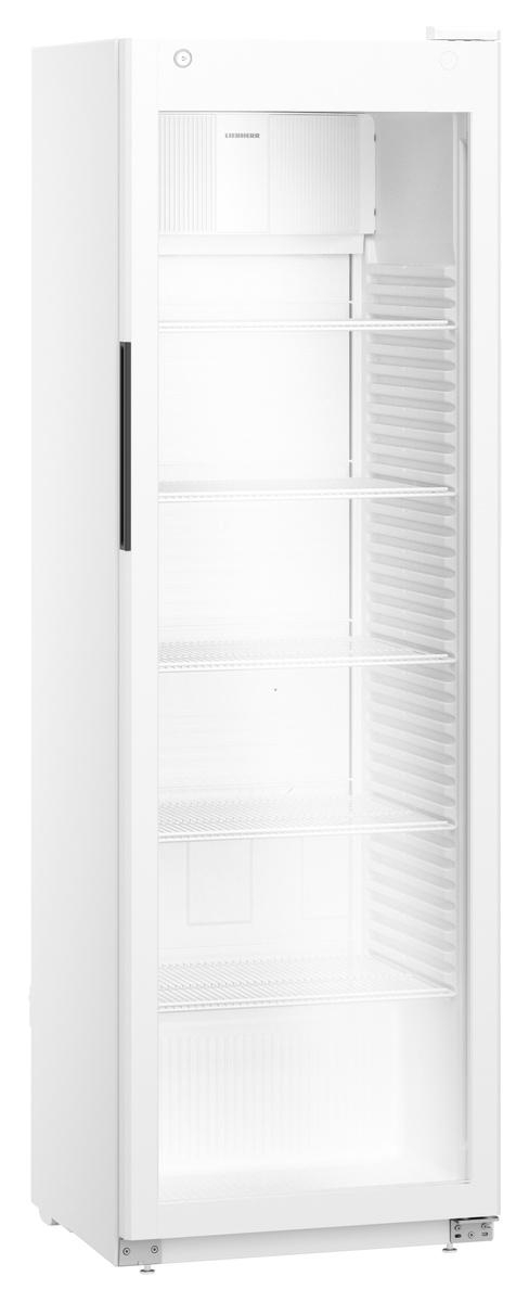 Weißer Kühlschrank mit geschlossener Tür. Schwarzer Griff, LIebherr Logo oben.