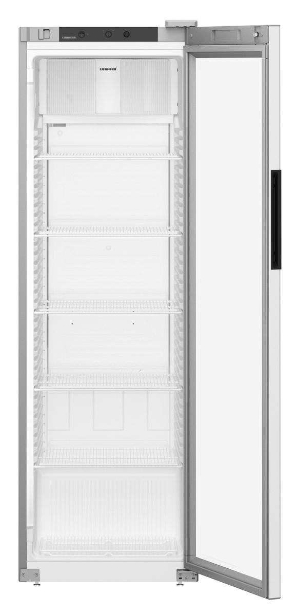 Ein hoher, leerer weißer Kühlschrank mit offener Tür, der Regale und Innendetails zeigt.