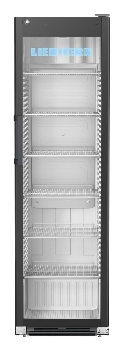 Schwarzer Liebherr-Kühlschrank mit Glastür. Weißer Innenraum und Regale. Weißer Hintergrund.