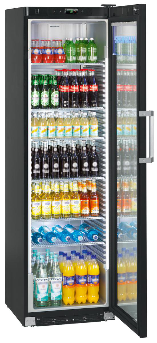 Ein Kühlschrank voller Getränke. Verschiedene Flaschen und Dosen sind sichtbar.