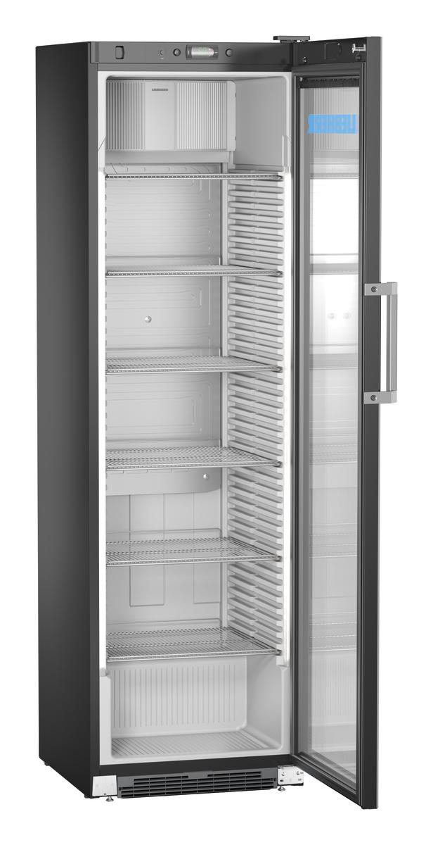Schwarzer Kühlschrank mit offener Tür, zeigt Regale im Inneren.