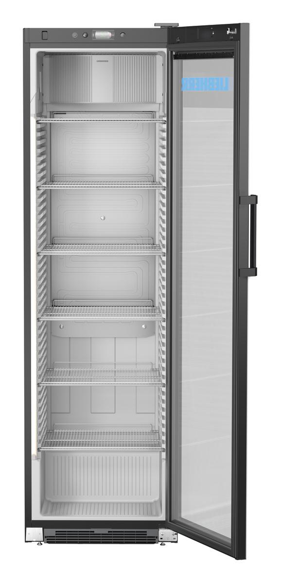 Ein schwarzer Kühlschrank mit offener Tür, der Regale zeigt. Der Innenraum ist grau.