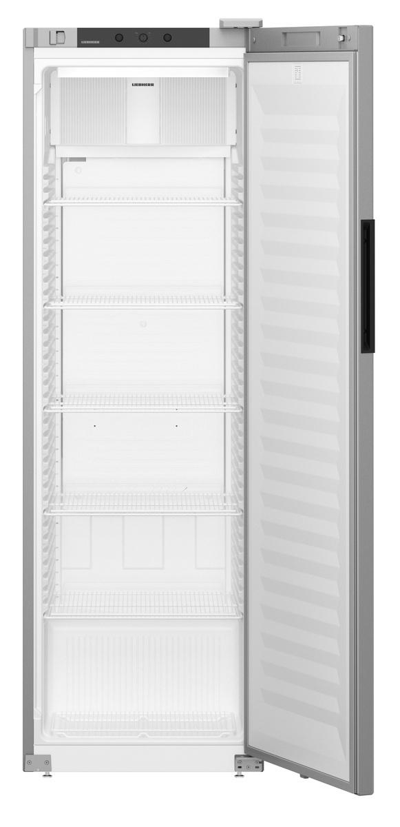 Offener, leerer Kühlschrank mit Regalen und weißem Innenraum, vor weißem Hintergrund.