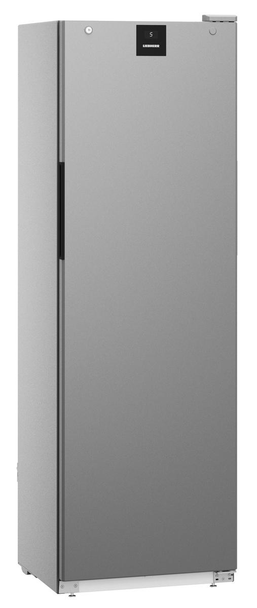 Silberner Kühlschrank mit Digitalanzeige und schwarzem Griff. Grauer Hintergrund.