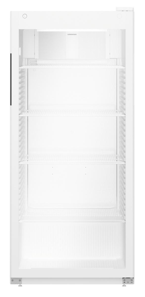 Ein hoher, weißer Kühlschrank mit Glastüren und leeren Regalen.